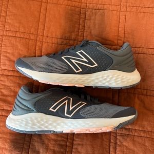NWOT-New Balance size 8 women’s sneakers